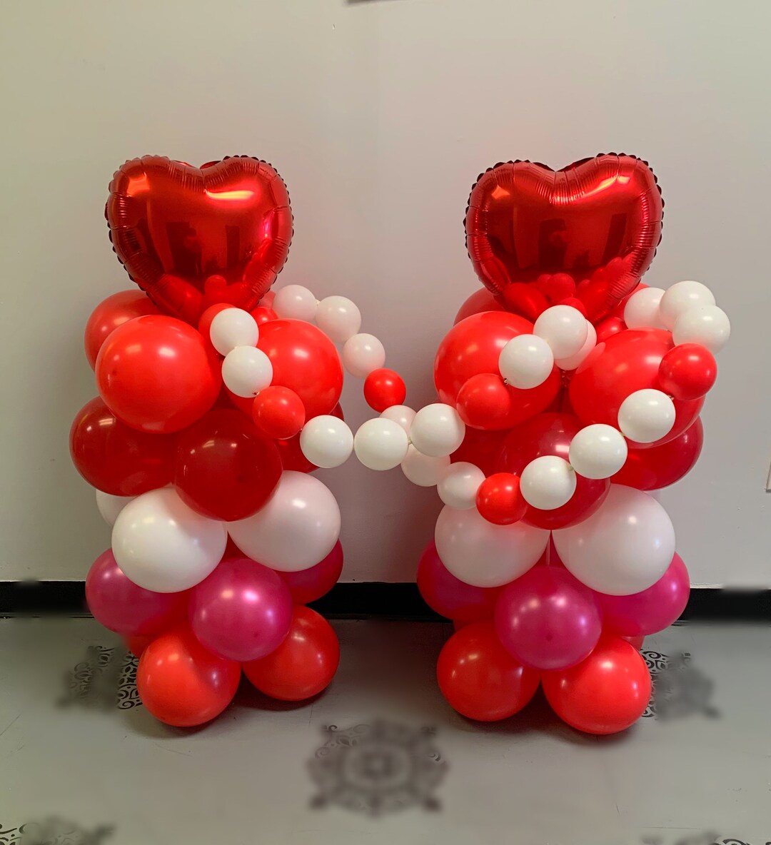 Minnie Mouse Birthday Decoration Makes 2 Balloon columns for party or Gift  kit, No helium or balloon stands needed, instructions included.