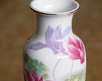 White Floral Vase Japan Water Lily Lilies Frog Vintage Porcelain Bird Pink Green