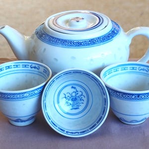 Vintage Chinese Jingdezhen Blue White Porcelain Rice Grain Pattern Teapot & 3 x Teacups