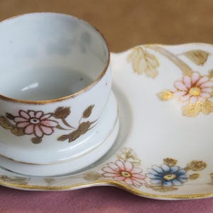 Antike Nippon handbemalte Tasse und Unterteller Japan Asiatisch Sammlerstück.