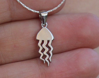 Jellyfish Necklace, Dainty Silver Jellyfish Pendant Jewelry, Women Men Sea life Animal Pendant, Jellyfish Charm, Beach Ocean Jewelry Gift