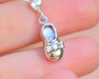 Silver Baby Shoe Necklace, Baby Shoe Pendant Necklace, Silver Baby Shoe Charm, Baby Shoe Necklace for New Mom Necklace, Baby Shower Gifts