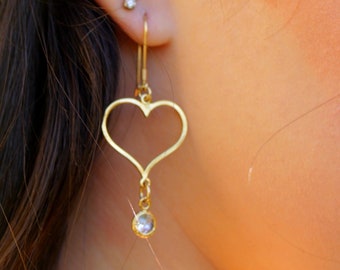 Pendientes de corazón de oro, pendientes colgantes para mujer, pendientes minimalistas chapados en oro de 14 quilates, pendientes bohemios modernos y delicados, joyas de corazón fino.