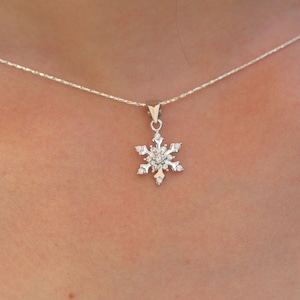 Collana con fiocco di neve in argento scintillante, ciondolo con fiocco di neve in zircone argento, elegante gioiello con fiocco di neve, collana con ciondolo a fiocco di neve scintillante, regalo invernale