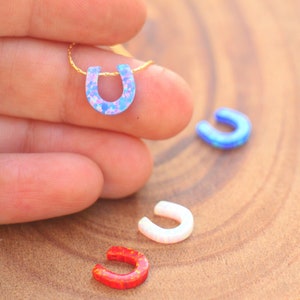 Collar de ópalo, collar de herradura, joyería de herradura, joyería de ópalo de herradura, collar con dije de herradura, dije de ópalo azul lavanda rojo blanco