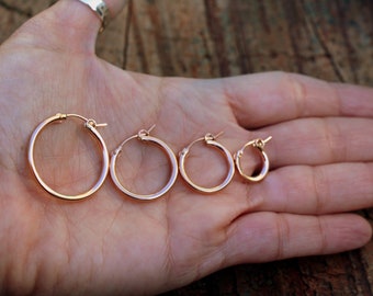 Aros rellenos de oro rosa, aros pequeños y medianos Huggie, de 10 mm a 28 mm, para mujer, de oro rojo, sencillos y minimalistas, estilo bohemio.