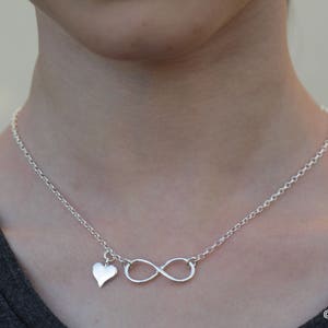 Colar infinito, colar de coração infinito de prata, joias delicadas de coração pequeno para mulheres, pingente de coração pequeno infinito, colar minimalista para presente