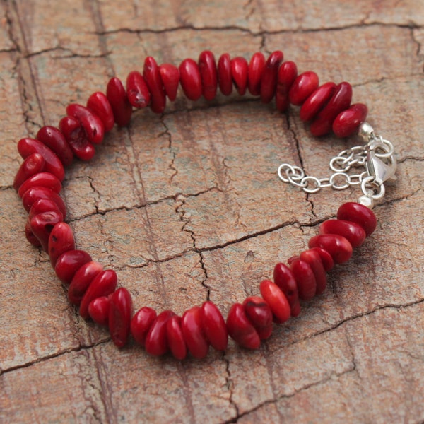 Bracelet perlé de corail rouge naturel, morceaux de corail rouge, bijoux minimalistes délicats pour femmes, bracelet Boho chips de corail, bracelet de corail brut vif