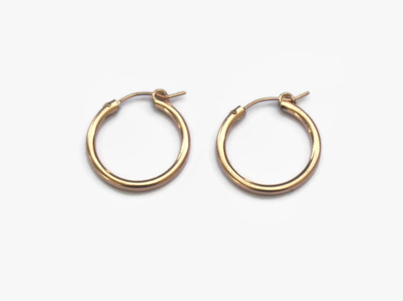 Gold Hoop Earrings 14K Gold Filled Circle Hoops 28mm Medium Etsy Israel