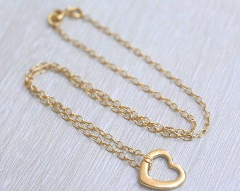 Gold Heart Necklace, Gold Heart Pendant, Dainty Heart Choker, Heart Charm Necklace, Women Heart Jewelry, Mom Necklace, 14K Gold Filled Chain