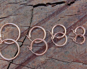 Aros pequeños rellenos de oro rosa, pendientes para mujer, delicados aros con bisagra, sencillos pendientes circulares, aros minimalistas tipo huggie.