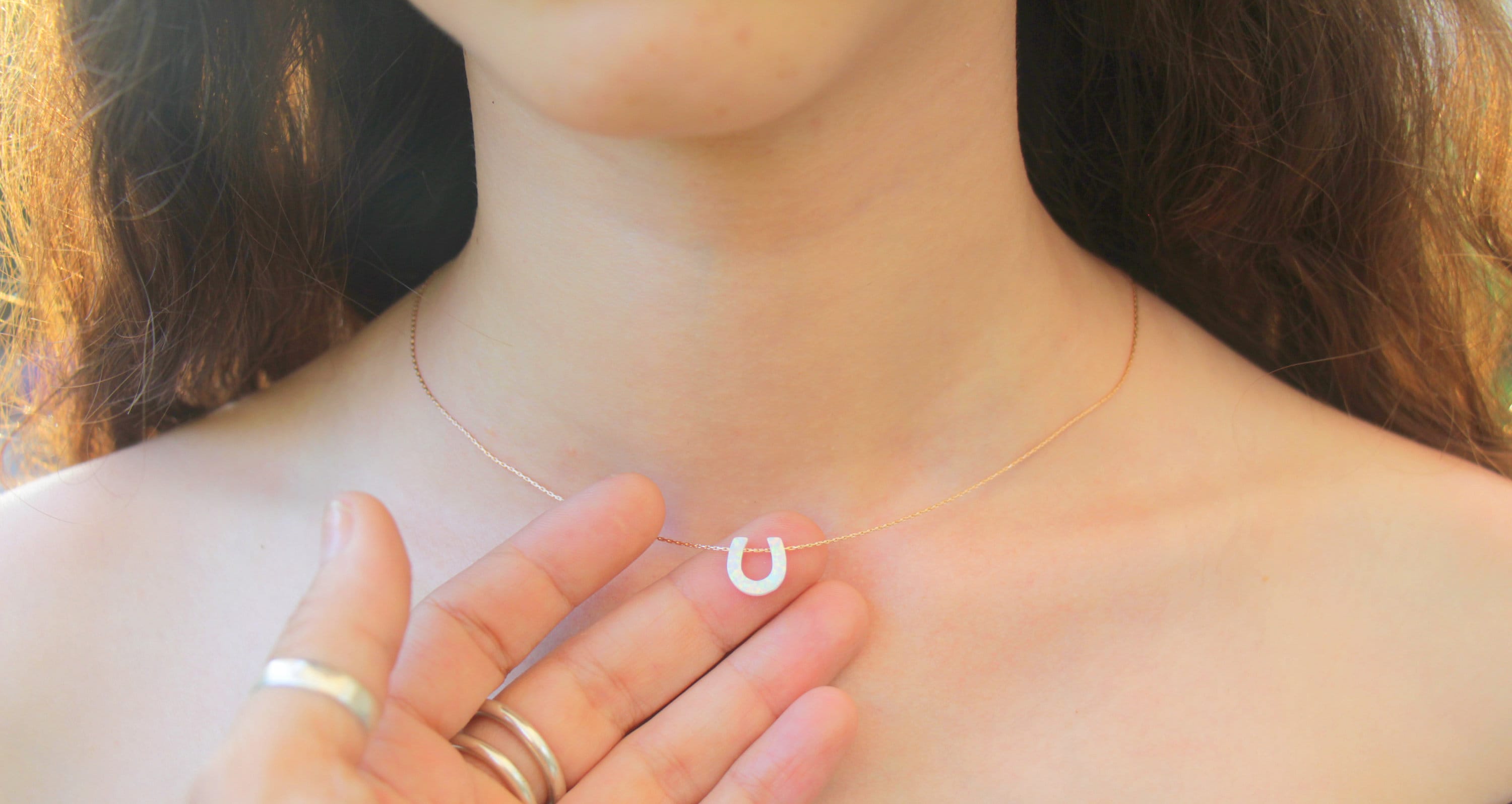 Collana di opale, collana a ferro di cavallo, gioielli a ferro di cavallo, gioielli in opale a ferro di cavallo, collana con ciondolo a ferro di cavallo, ciondolo in opale bianco rosso
