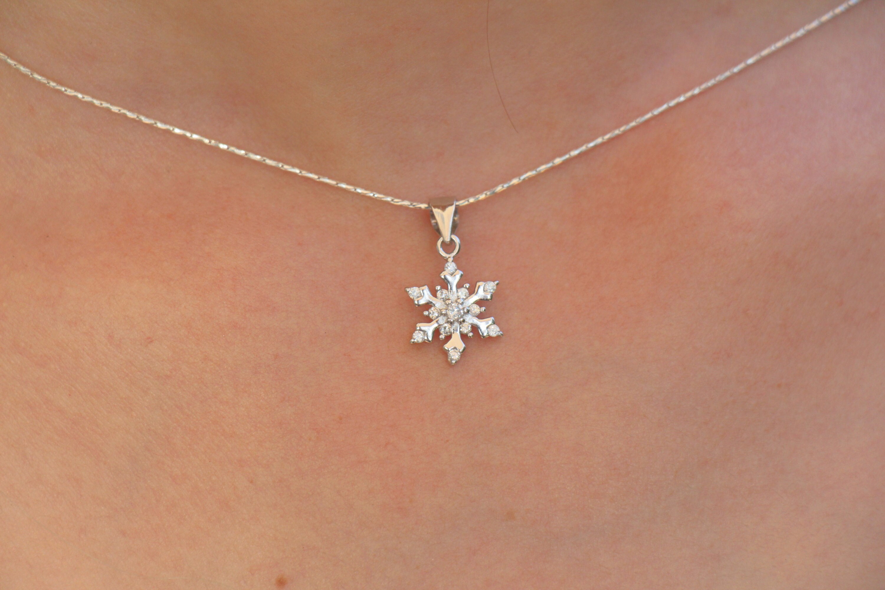 Collana Crivelli in Oro Bianco e Diamanti con Ciondolo a Fiocco di Neve