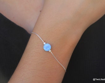 Bracciale con opale blu, gioiello delicato con opale a moneta da 8 mm, bracciale con ciondolo in opale blu, catena in argento e oro rosa, bracciale con piccola perlina singola in opale
