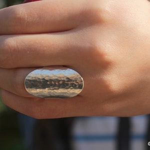 Anillo ovalado martillado, anillo largo de plata, joyería bohemia moderna y llamativa para mujer, anillo grande y grueso, anillo hippie bohemio, regalo para ella, anillo ovalado