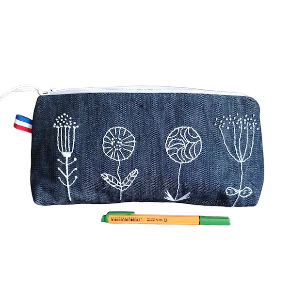 Trousse en jean, doublée, molletonnée, broderie fleurs, fermeture zip