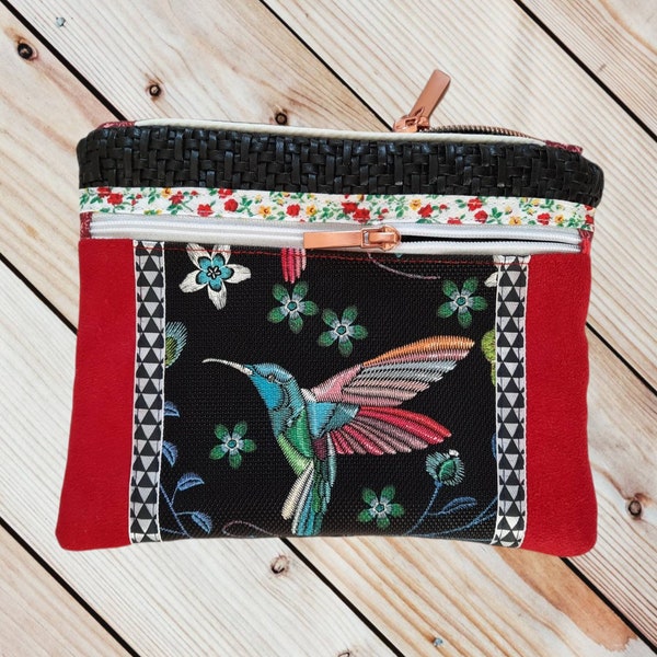 Trousse/Pochette deux poches, doublée et zippée, motifs colibri sur fond noir,  simili cuir, suédine, coton.