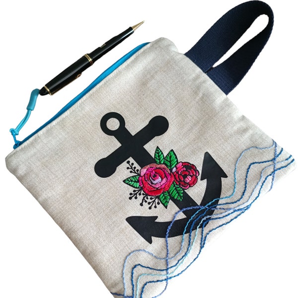 Trousse plate en coton, doublée et zippée,  motif ancre marine en flex noir et fleurs brodées à la  main, dragonne