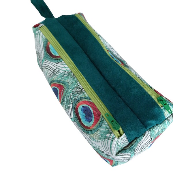 Trousse double zip en similicuir souple, texturé et suédine verte, motifs plumes de paon  sur fond blanc, doublée coton vert et blanc à pois