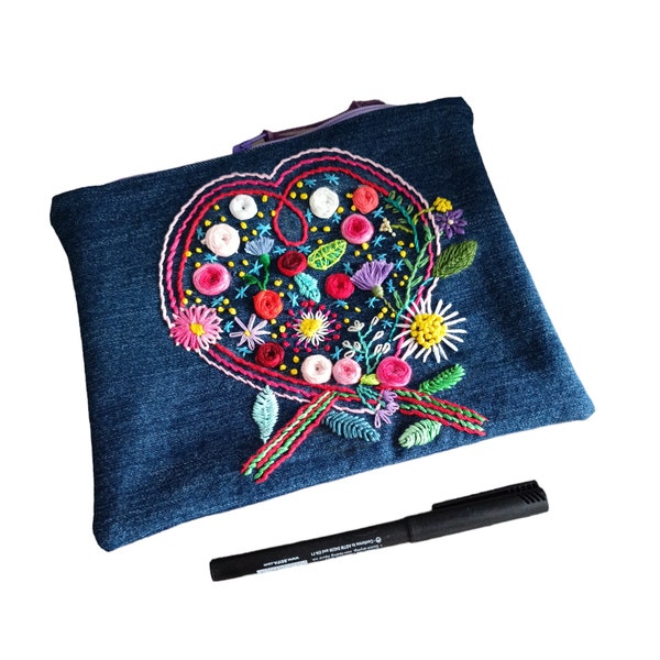 Trousse plate et souple en tissu jean et coton bleu à fleurs,  broderie coeur, doublée et zippée