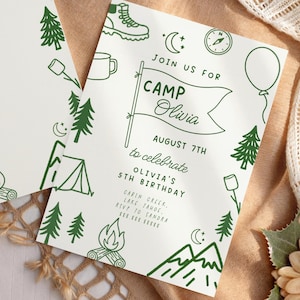 Könnte beinhalten: Zwei weiße Einladungskarten mit grünen Illustrationen zum Thema Camping. Eine Karte trägt den Text "JOIN US FOR CAMP Olivia AUGUST 7TH to celebrate OLIVIA'S 5TH BIRTHDAY". Die Illustrationen zeigen ein Zelt, Bäume und ein Lagerfeuer.