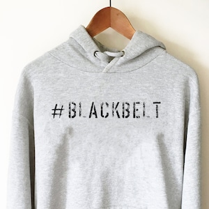 Sweat à capuche ceinture noire - Chemise de karaté, cadeau de karaté, arts martiaux, judo, jiu jitsu, kung fu, cadeau pour entraîneur, chemise d&#39;entraînement, chemise d&#39;entraîneur de karaté