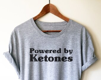 Maglietta unisex Powered By Ketones - Maglietta chetogenica, cheto, chetoni, dieta chetogenica, chetosi, cheto AF, basso contenuto di carboidrati, maglietta divertente per l'allenamento