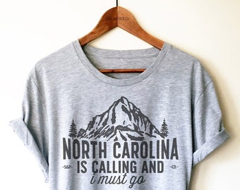 Maglietta unisex North Carolina Is Calling - Maglietta dello Stato della Carolina del Nord, Maglietta NC, Regali per la Carolina del Nord, Maglietta Raleigh, Maglietta Mount Mitchell