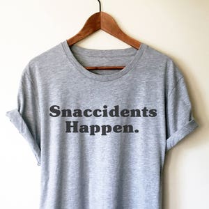 Snacidents Happen Unisex Shirt - Snacks Shirt | Essen Shirt | Foodie Geschenk | Feinschmecker-Shirt | Koch Shirt | Süßes veganes Tshirt | Junk-Food-Shirt