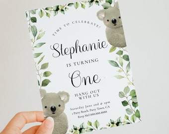 Könnte beinhalten: Eine weiße Einladung mit grünem Laub und einer Koalabären-Illustration. Der Text lautet "Time to Celebrate! Stephanie is turning One. Hang out with us. Saturday June 2nd @ 2pm. Party Beach, Party Town, CA. Rsvp Mel 888.888.8888"