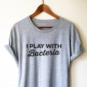 Ich spiele mit Bakterien Unisex Shirt - Mikrobiologen Shirt, Biologe Geschenk, Apothekergeschenk, ApothekenStudent, Apotheken Abschluss