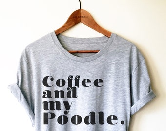Könnte beinhalten: Graues T-Shirt mit schwarzem Text, der "Coffee and my Poodle." lautet.