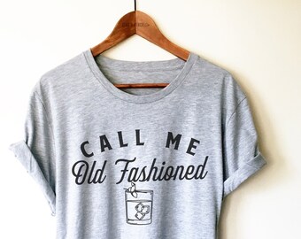 Pode incluir: Camiseta cinza com o texto "Call Me Old Fashioned" e um desenho de um copo de coquetel old fashioned com cubos de gelo.