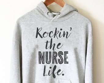 Rockin 'The Nurse Life Hoodie - Nursing Hoodie, Krankenschwester Shirt, Krankenpflege Schülerin, Krankenschwester Shirt, lustiges Krankenschwester Shirt