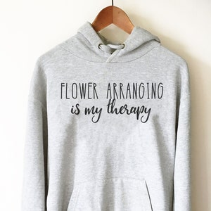 Bloemschikken is mijn therapie Hoodie - shirt bloemist, bloemist cadeau, bloemschik cadeau, bloem shirt, bloemencadeau, shirt tuinman