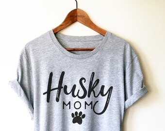 Pode incluir: Camiseta cinza com texto preto que diz "Husky Mom" e uma pegada preta.