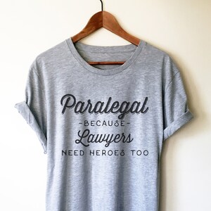 Paralegal Weil Anwälte auch Helden brauchen Unisex Shirt - Paralegal Geschenk, Paralegal Shirt, Attorney Shirt, Lawyer Shirt, Law School Geschenk
