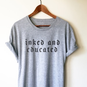 Geïnkt en opgeleid uniseks shirt - cadeaus tatoeëerder, tattoo-shirt, tattoo-cadeaus, tattoo-shirt, tattoo-shirt, hipster-shirt, afstudeercadeau