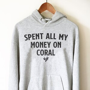 Gastei todo meu dinheiro em moletom com capuz coral - Camiseta de aquário, presente de aquário, camiseta de peixe, presente para amantes de peixe, camiseta de peixe tropical, peixe de estimação, aquário
