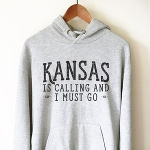 Felpa con cappuccio Kansas Is Calling And I Must Go - Maglietta Kansas, regalo Kansas, maglietta dello stato, stato di origine Kansas, orgoglio Kansas, vacanze Kansas