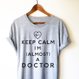Maglietta da dottore - Regalo per futuro dottore, Regalo per studente dottore, Keep Calm I&#39;m Almost A Doctor, Laurea in dottore, Canotta divertente da dottore, Felpa con cappuccio