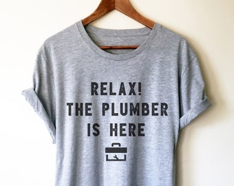 Der Klempner ist hier Unisex Shirt - Klempner, Klempner T-Shirt, Klempner Shirt, Klempner Geschenk, Vatertagsgeschenk, Geschenk für Papa