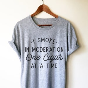Maglietta unisex One Cigar At A Time - Maglietta per sigari, regalo per amanti dei sigari, regali unici per sigari, maglietta per papà, maglietta per marito, regalo per whisky