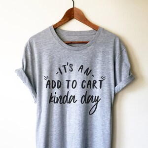 Es ist ein Add To Cart Kinda Day Unisex Shirt - Einkaufs-Shirt, Einkaufsgeschenk, Shopaholic-Shirt, Shopaholic-Geschenk, schwarzes Freitags-Shirt