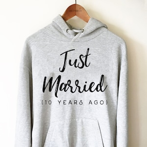 Just Married 10 Years ago Unisex hoodie - 10e huwelijksverjaardag shirt, cadeau voor man of vrouw, we doen shirt, paar shirts om te vieren