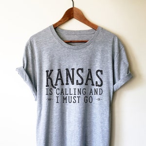 Kansas Is Calling And I Must Go Maglietta unisex - Maglietta Kansas, Regalo Kansas, Maglietta dello Stato, Stato di origine Kansas, Orgoglio Kansas, Vacanze Kansas