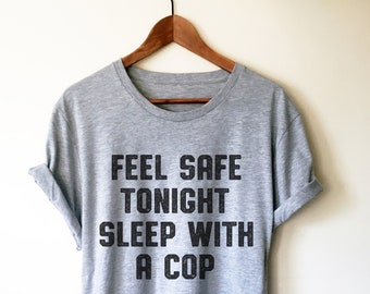 Fühlen Sie sich sicher heute Abend schlafen mit einem Cop-Hemd - Polizei-Ehefrau-Hemd, Polizei-Freundin-T-Stück, Polizisten-Geschenke, Polizei-Hemd, Strafverfolgung