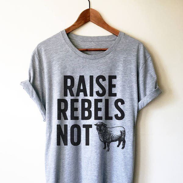 Camiseta unissex Raise Rebels Not Sheep - Camiseta de ovelha, camiseta de mãe, camiseta feminista, camiseta de revelação de bebê, camiseta de revelação de gravidez
