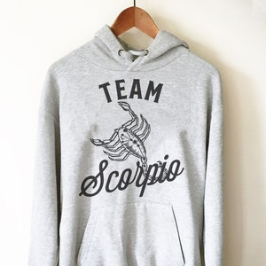 Sweat à capuche équipe Scorpion - Chemise astrologie, cadeaux astrologie, constellation, cadeaux astronomie, horoscope, signe du zodiaque, chemise zodiaque, cadeau Scorpion