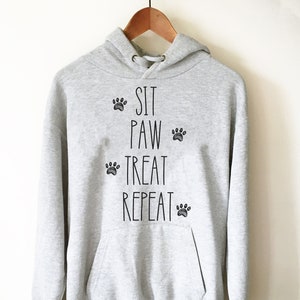 Felpa con cappuccio Sit Paw Treat Repeat - Maglietta per addestramento cani, Maglietta per cani, Maglietta, Maglietta per papà di cani, Maglietta per amanti dei cani